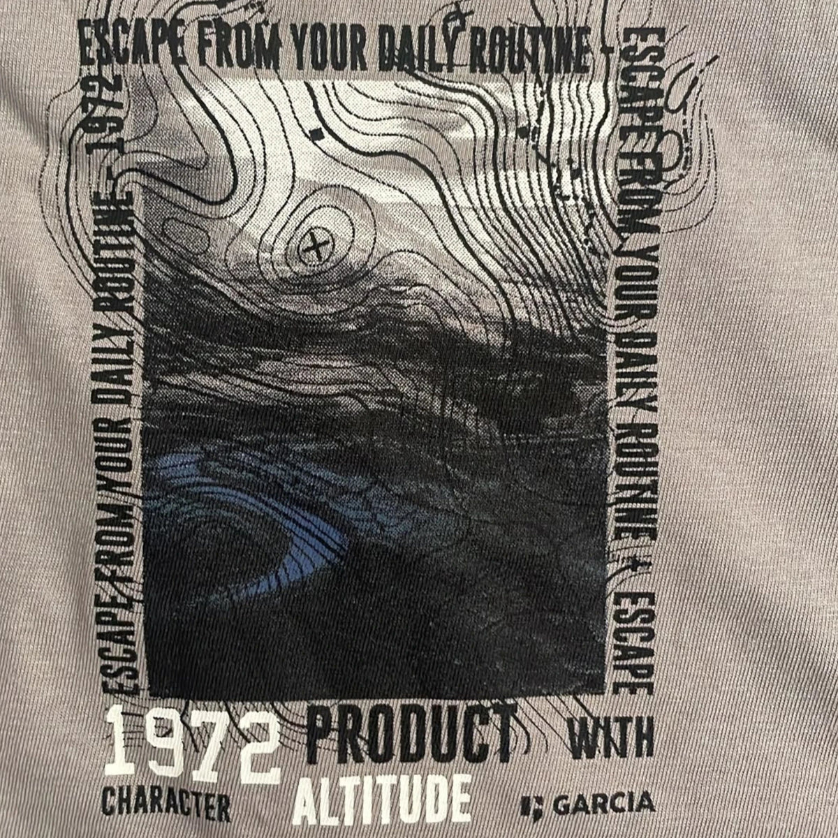 Pierrot Outlet grijs katoenen shirt met lange mouwen en grafische topografische print met Escape tekst