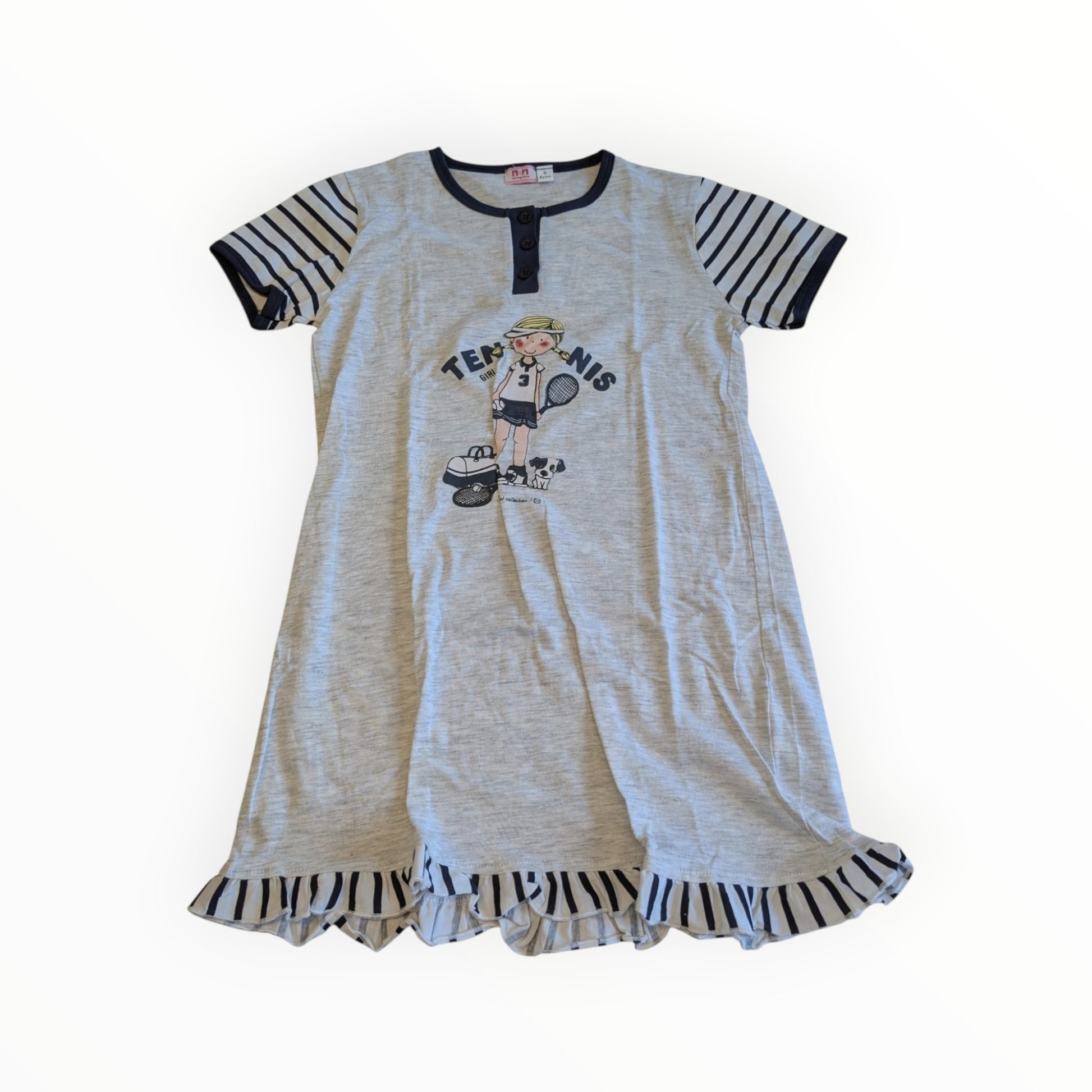 Pierrot Outlet grijs meisjesnachthemd met korte mouwen, Tennis Girl print, gestreepte details en een ruche-rand onderaan.