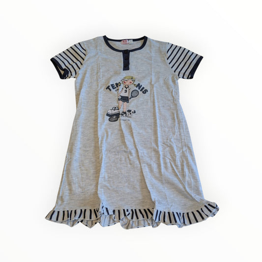 Pierrot Outlet grijs meisjesnachthemd met korte mouwen, Tennis Girl print, gestreepte details en een ruche-rand onderaan.