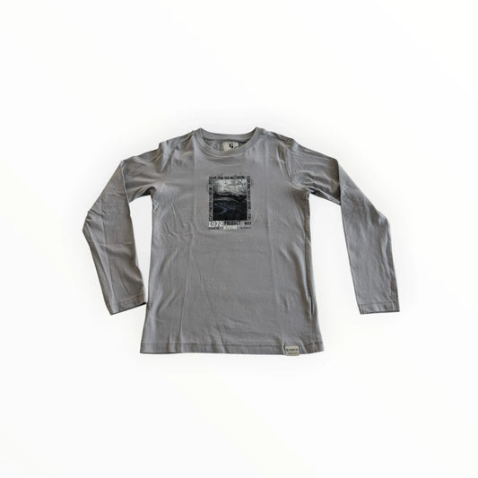 Pierrot Outlet grijs katoenen T-shirt met lange mouwen en grafische print op de borst.