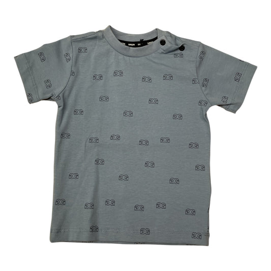 Pierrot Outlet grijze katoenen baby T-shirt met all-over DG-logo print en drukknoopsluiting op de schouder.