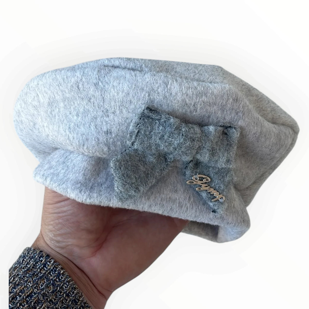 Pierrot Outlet grijze baret van zacht materiaal met decoratieve strik en elegant metalen detail voor een chique look