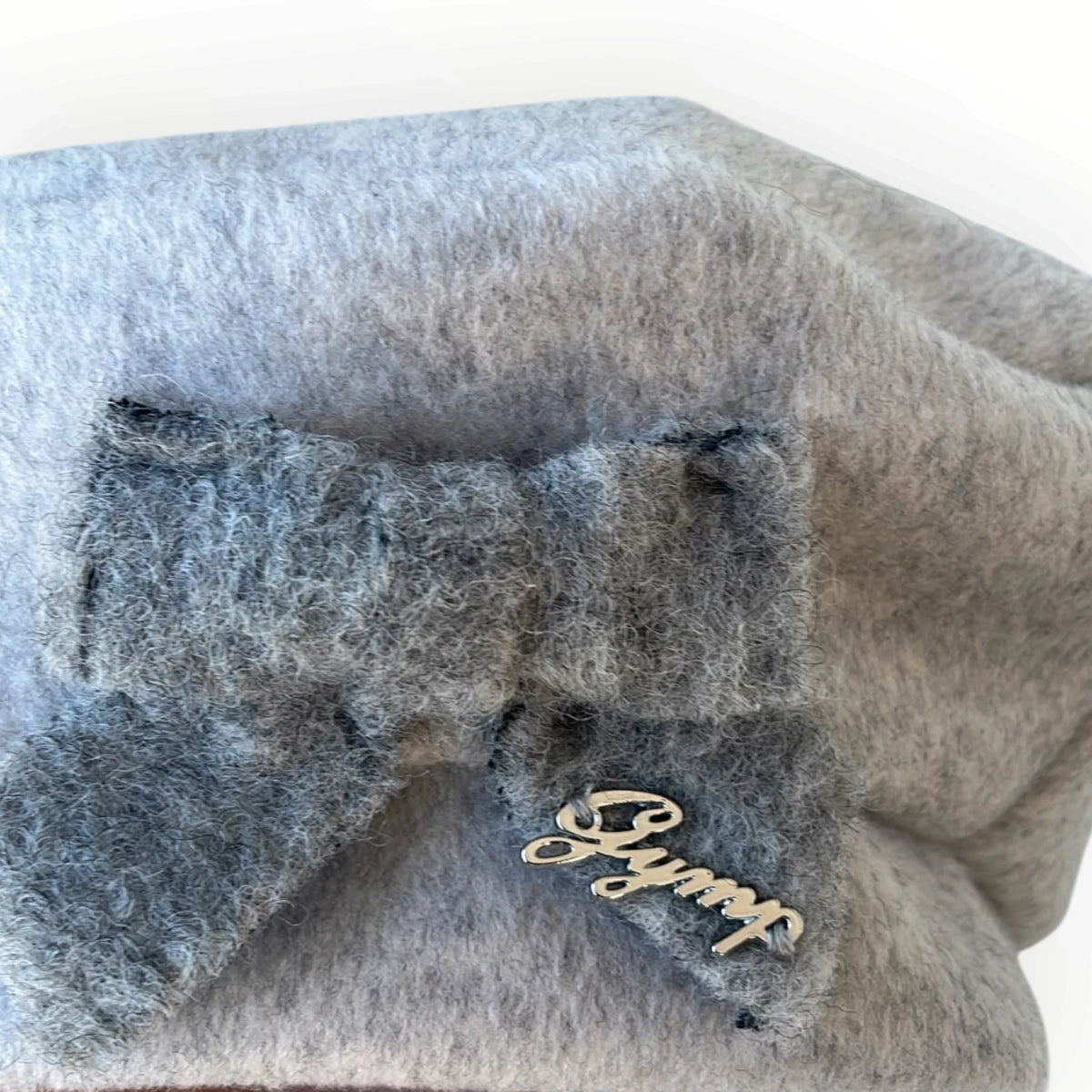Pierrot Outlet grijze baret van zachte wol met decoratieve strik en verfijnd metalen logo detail