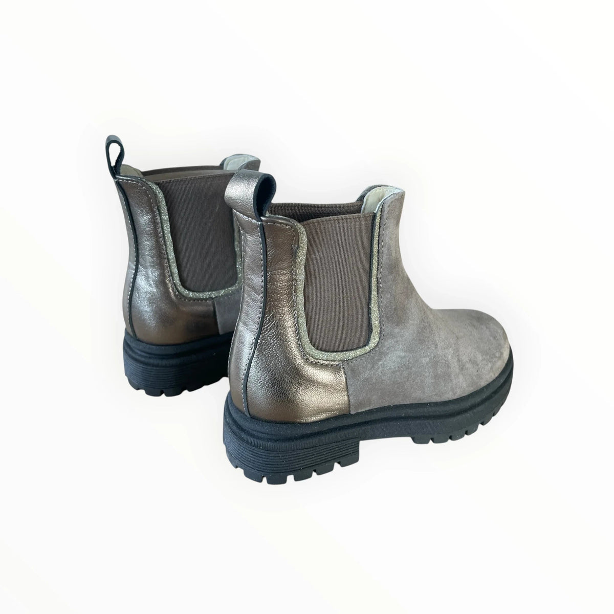 Pierrot Outlet grijze chelsea boots van suède en metallic leer met een grove profielzool en elastische inzetstukken.