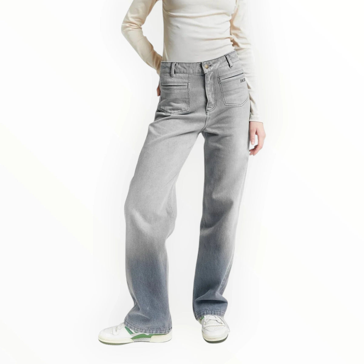 Pierrot Outlet grijze INDÉE denim broek met hoge taille, relaxte pasvorm en opvallende voorzakken op een model.