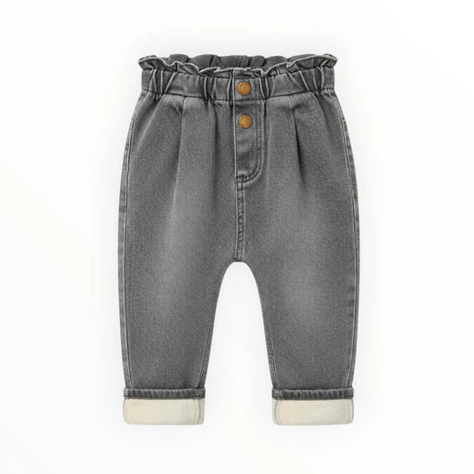Pierrot Outlet grijze denim broek voor kinderen met elastische tailleband, ruffle-detail en omgeslagen broekspijpen.