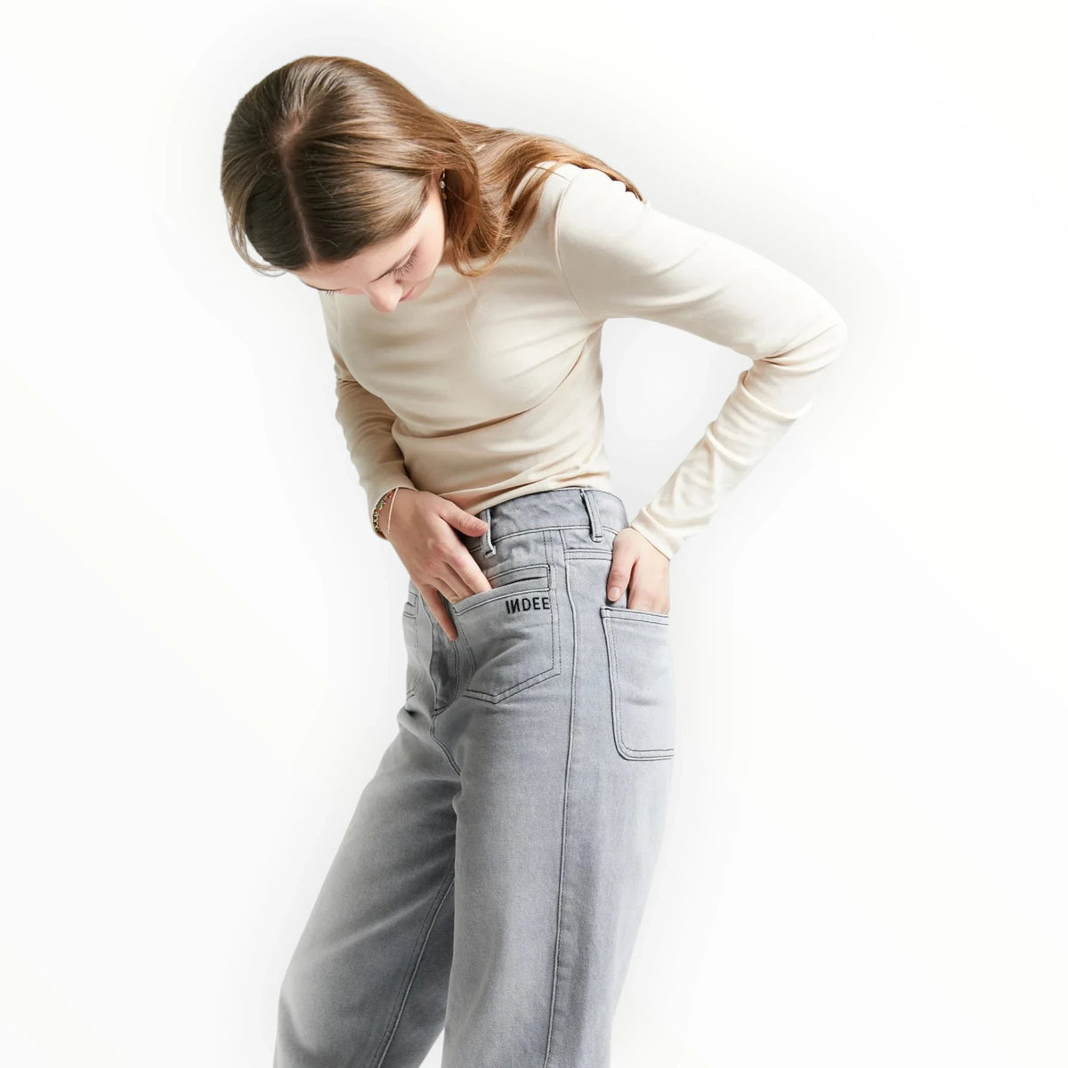 Pierrot Outlet grijze INDÉE denim broek met hoge taille en relaxte pasvorm gedragen door een vrouw