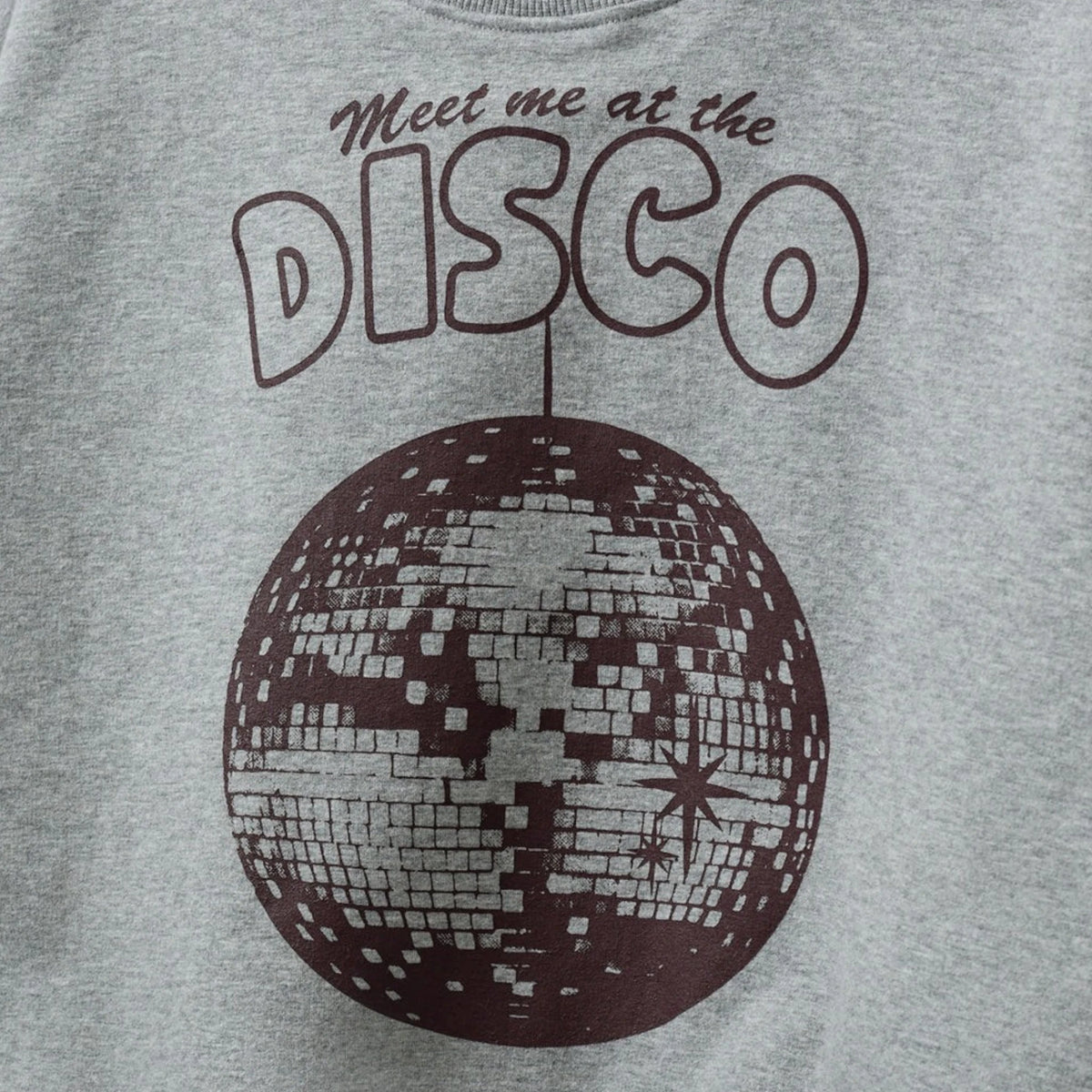 Pierrot Outlet grijze SOFIE SCHNOOR sweater met bruine Meet me at the Disco print en discobal illustratie