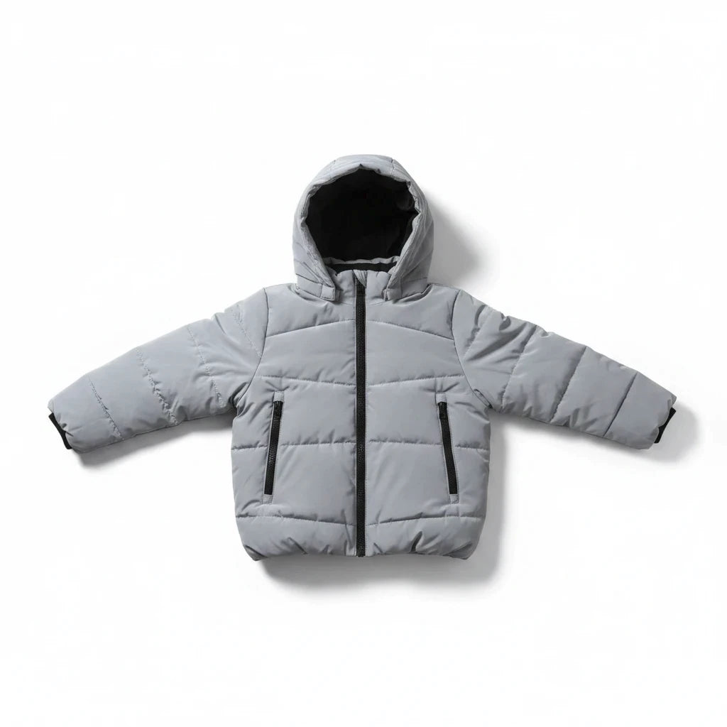 Pierrot Outlet grijze gewatteerde jongensjas met capuchon, ritssluiting en steekzakken voor koude winterdagen.