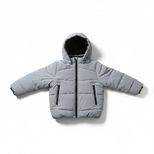 Pierrot Outlet grijze gewatteerde jongensjas met capuchon, ritssluiting en steekzakken voor koude winterdagen.