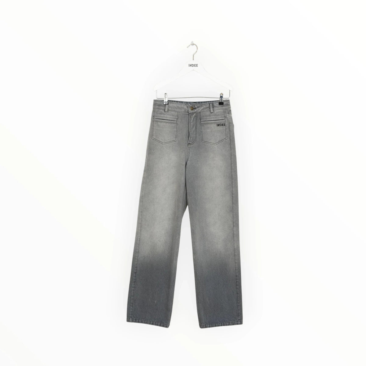 Pierrot Outlet grijze INDÉE denim broek met hoge taille, relaxte pasvorm en opvallende voorzakken op een hanger.
