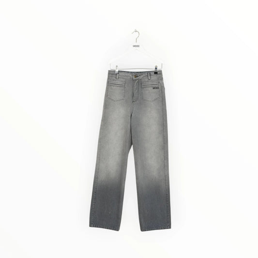 Pierrot Outlet grijze INDÉE denim broek met hoge taille, relaxte pasvorm en opvallende voorzakken op een hanger.