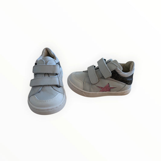 Pierrot Outlet grijze leren kindersneakers met klittenband, roze glitterster en glitterdetail op de hiel.