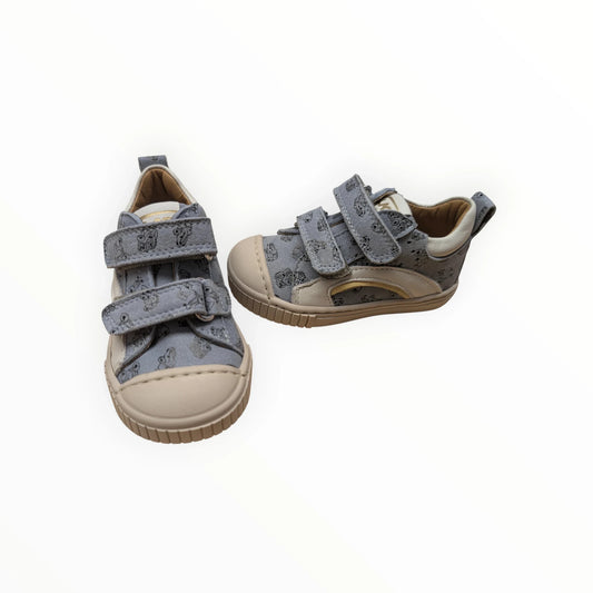 Pierrot Outlet grijze peutersneakers met voertuigprint en dubbele klittenbandsluiting. Flexibele zool en rubberen neus.