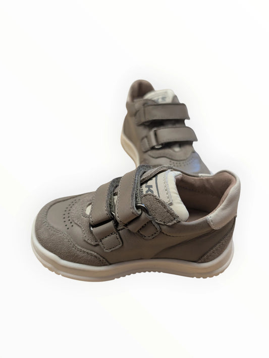 Pierrot Outlet grijze leren en suède kindersneakers met klittenbandsluiting en perforaties op de neus.