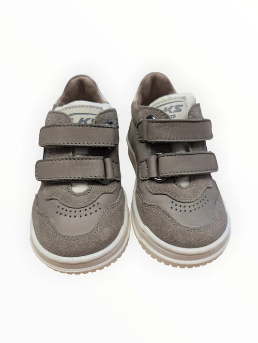 Pierrot Outlet grijze leren en suède kindersneakers met klittenbandsluiting en perforaties op de neus.