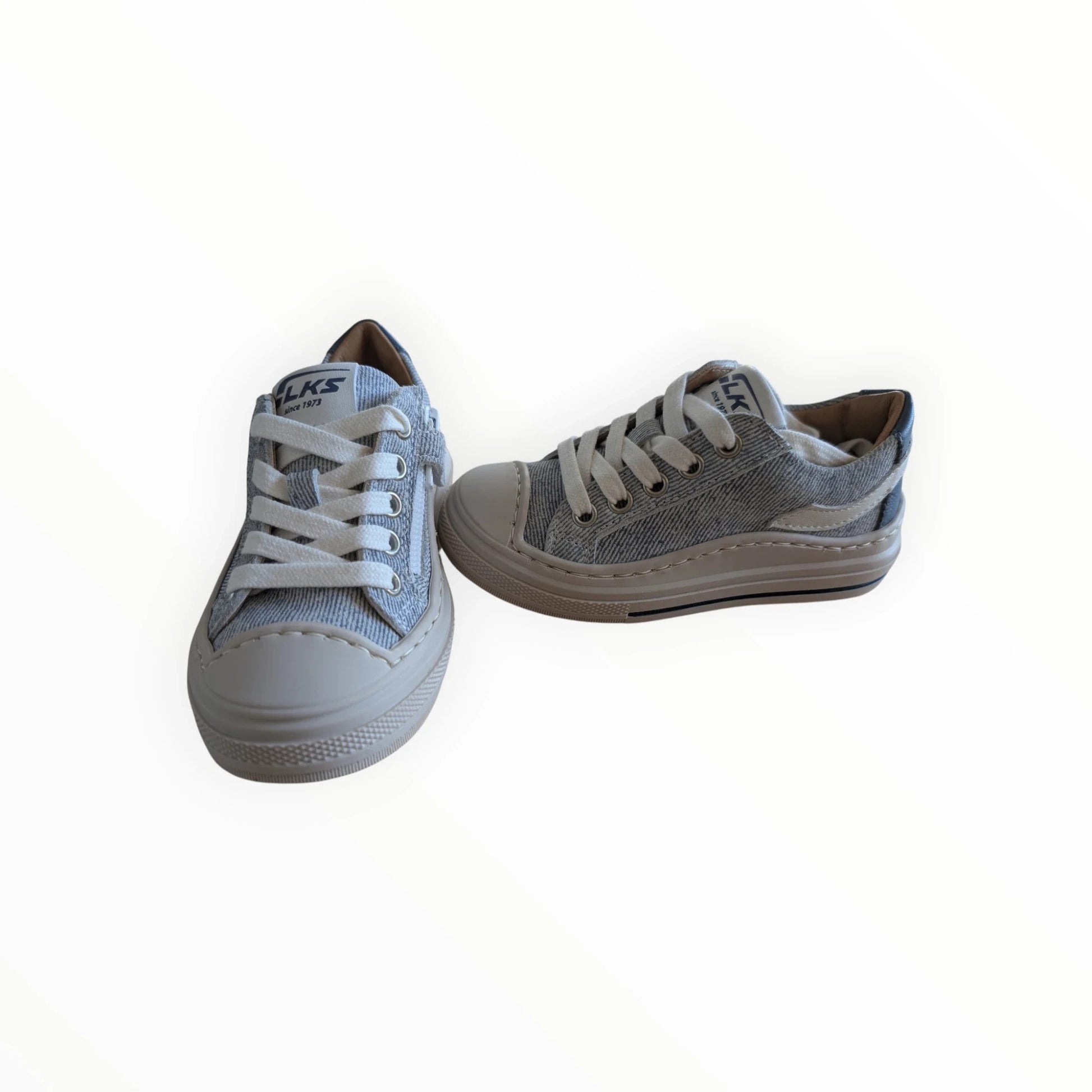Pierrot Outlet grijze kindersneakers van textielmix met veters en rits. Rubberen neus en stevige zool.
