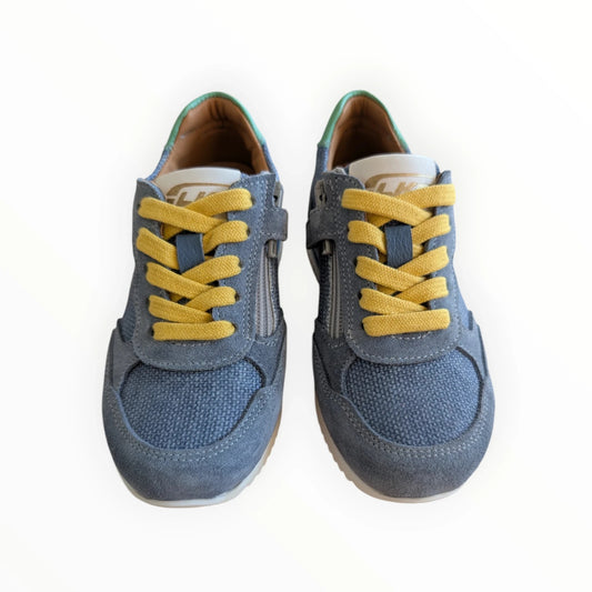 Pierrot Outlet grijze suède en textiel kindersneakers met gele veters en rits, groene accenten.