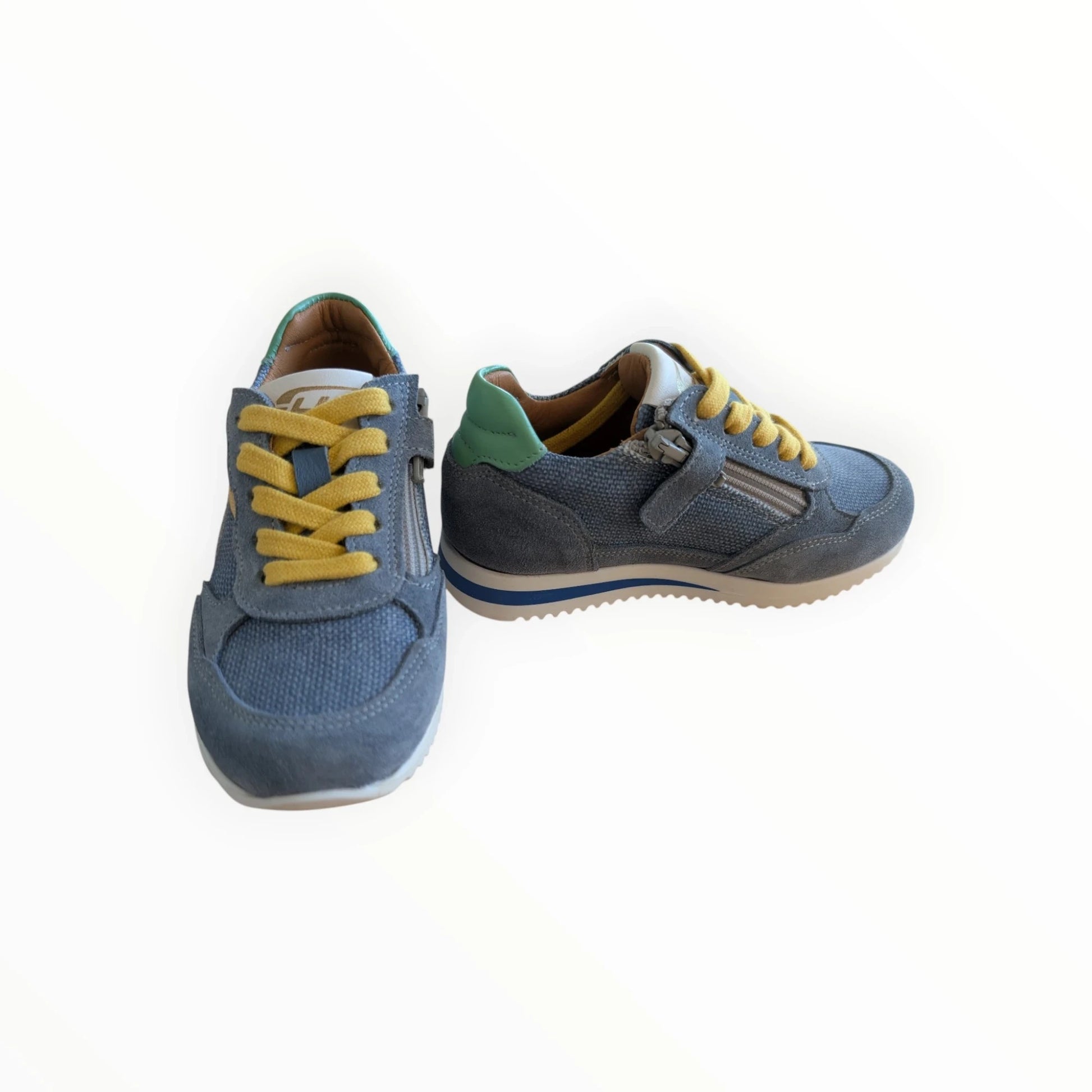 Pierrot Outlet grijze suède en textiel kindersneakers met gele veters en rits, groene accenten.