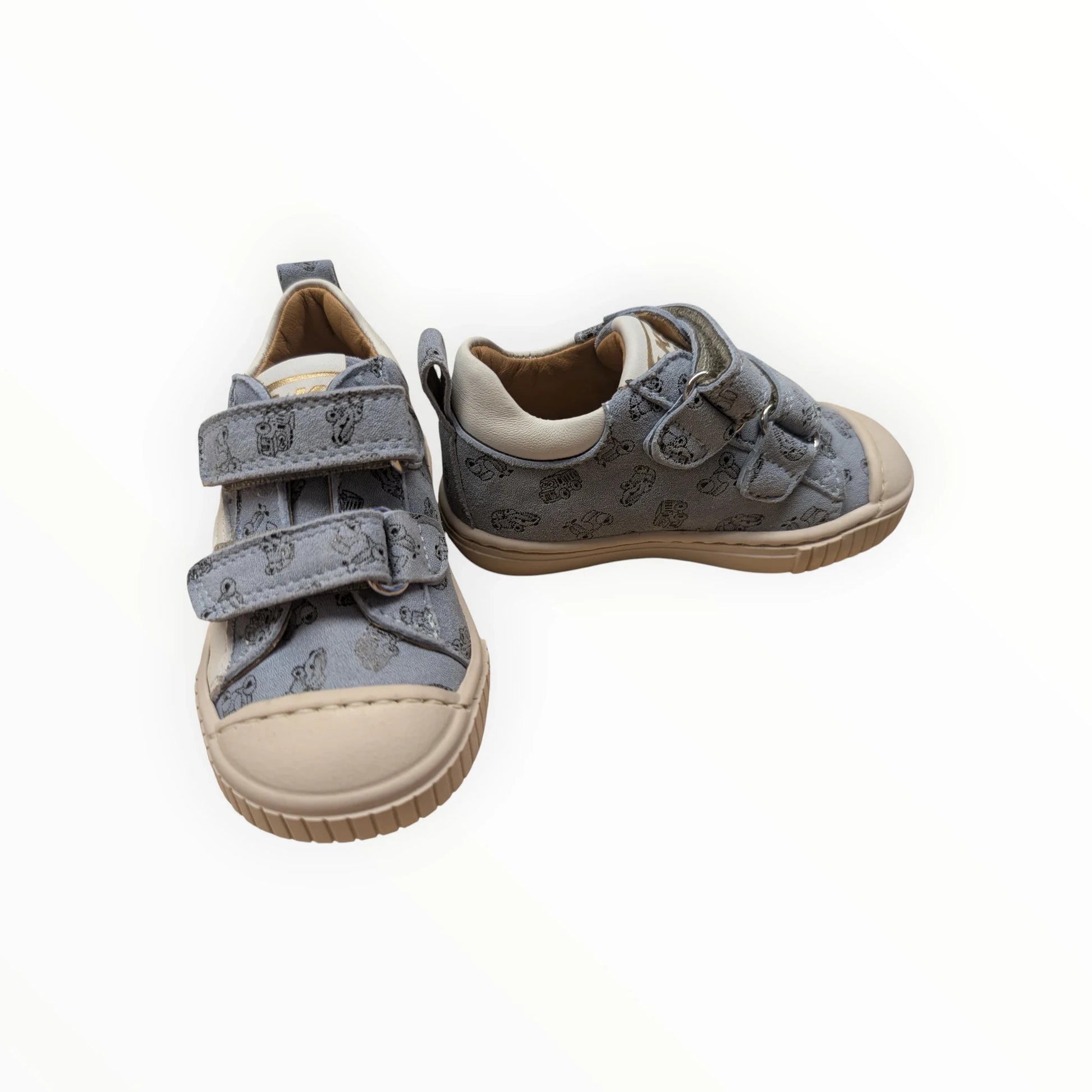Pierrot Outlet grijze kindersneakers met voertuigprint en dubbele klittenbandsluiting