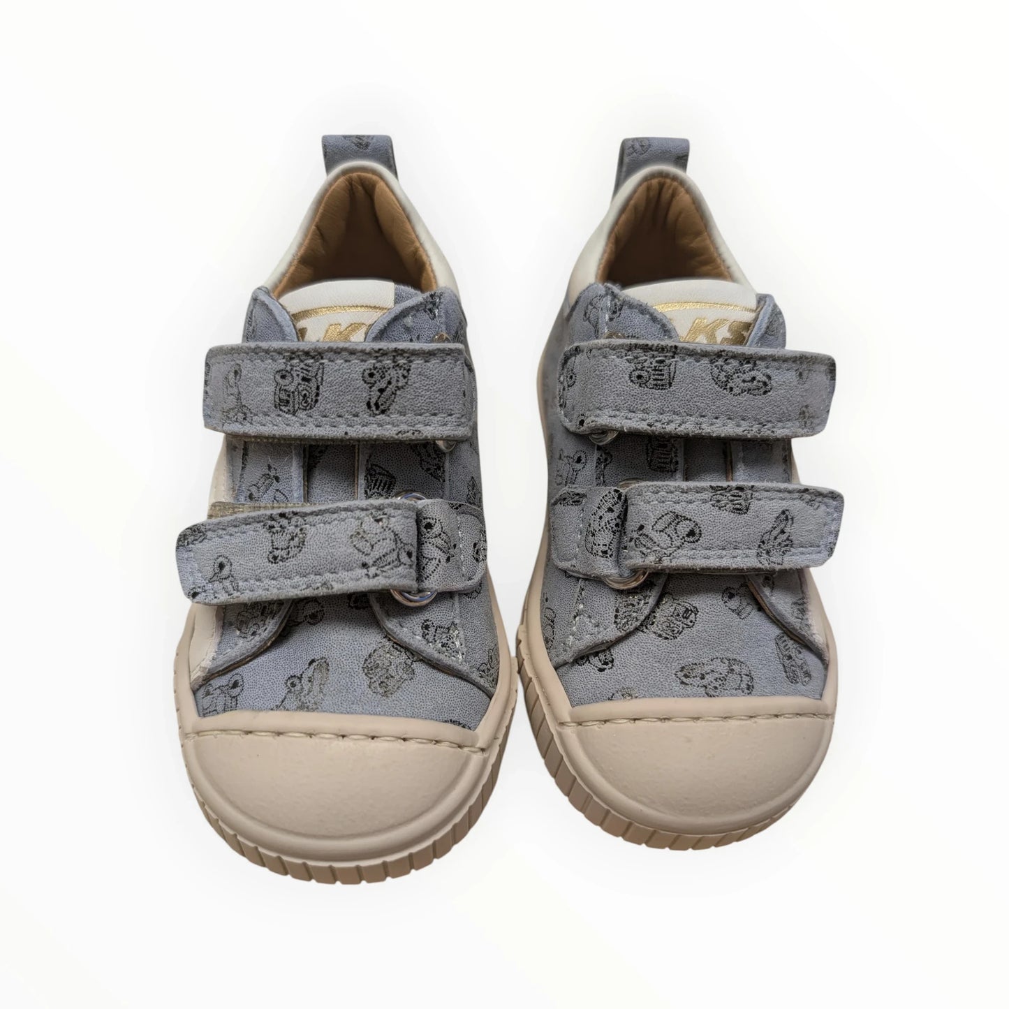 Pierrot Outlet grijze peutersneakers met klittenband en voertuigprint. Flexibele zool en rubberen neus.