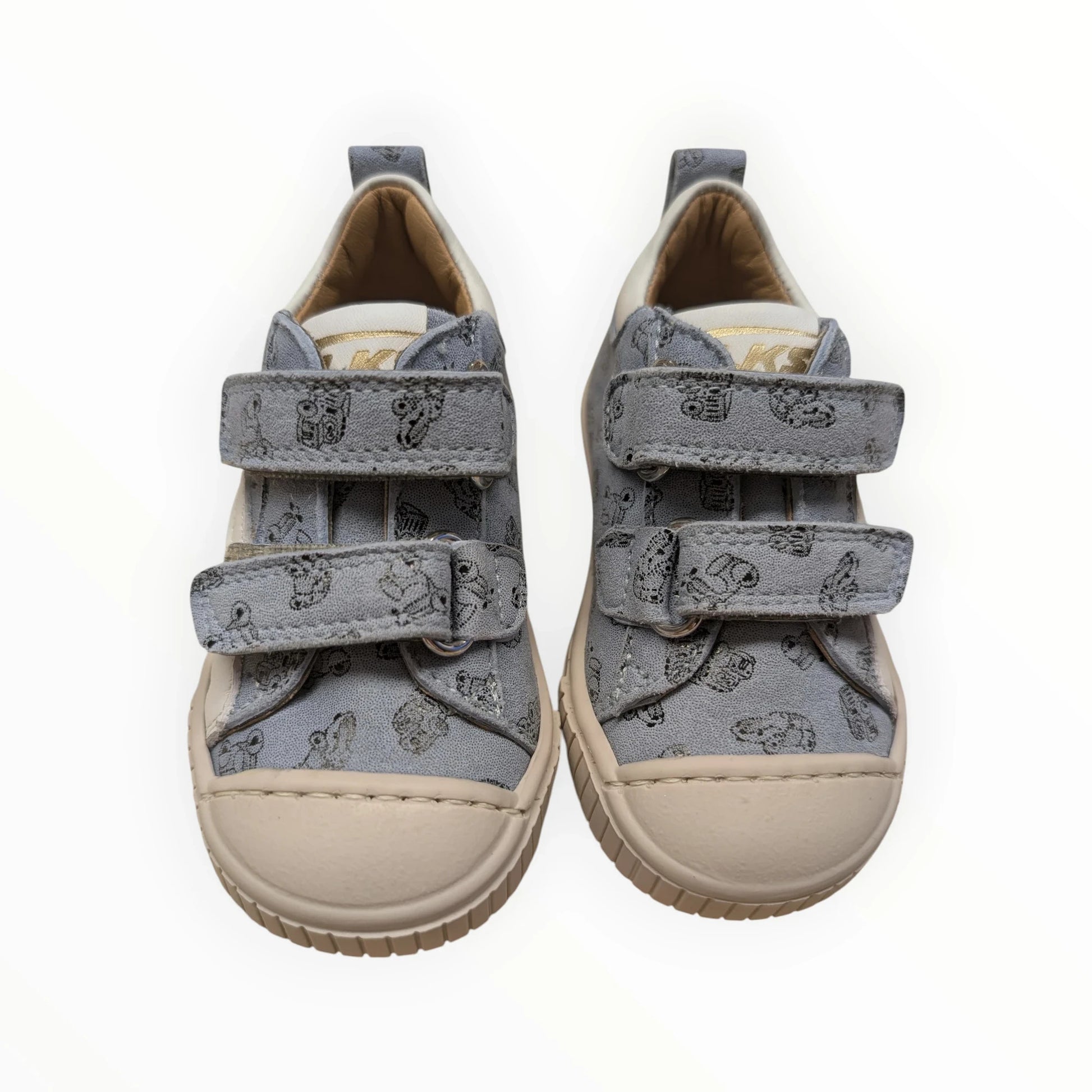 Pierrot Outlet grijze peutersneakers met klittenband en voertuigprint. Flexibele zool en rubberen neus.