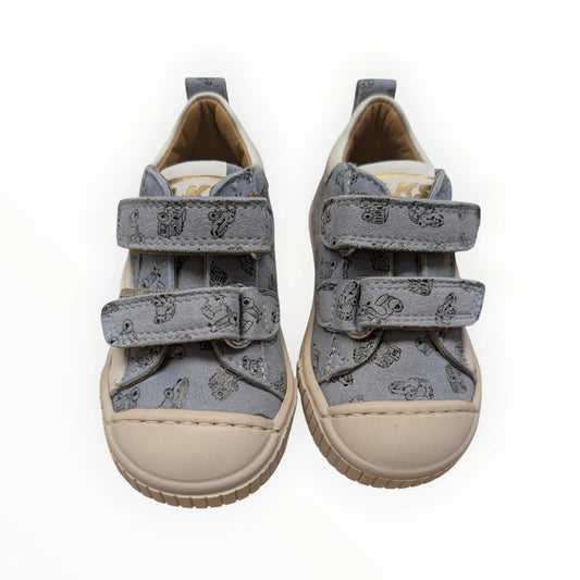 Pierrot Outlet grijze peutersneakers met klittenband en voertuigprint. Flexibele zool en rubberen neus.