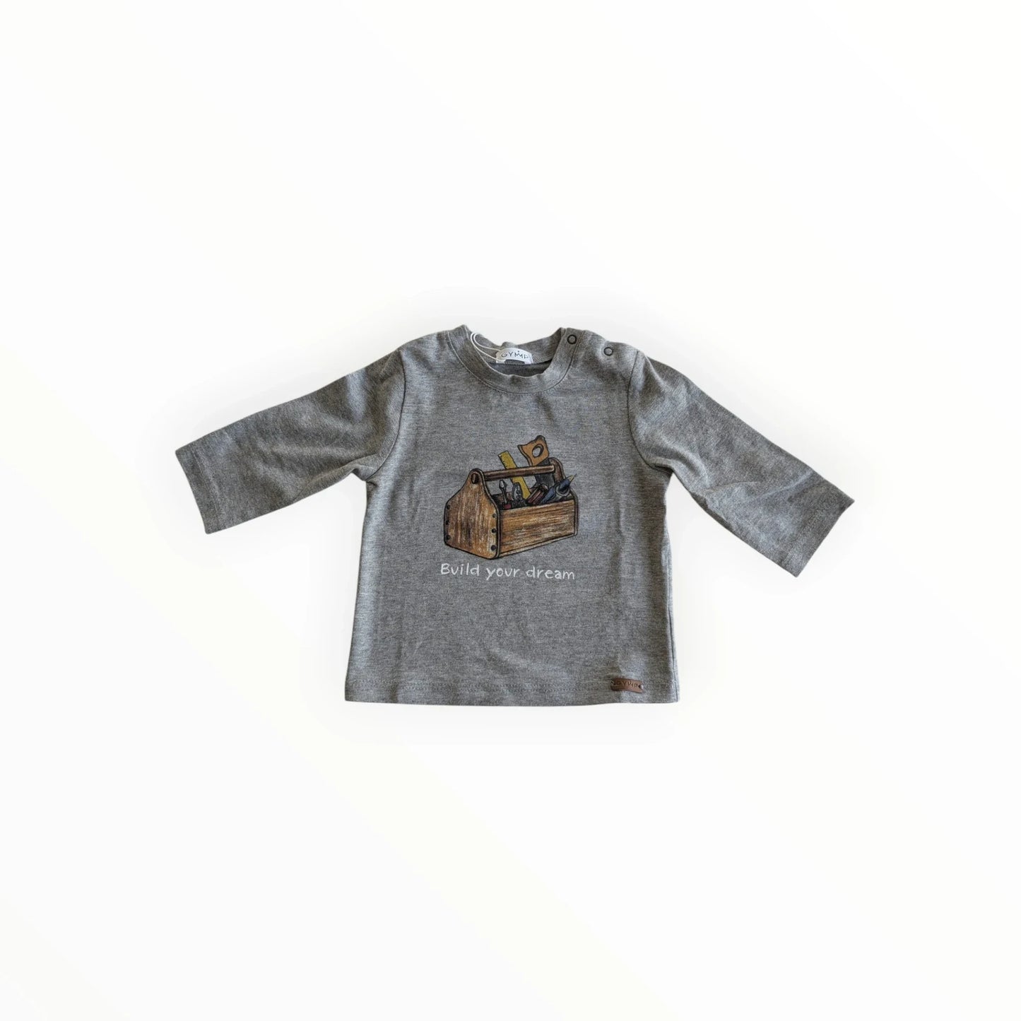 Pierrot Outlet grijze longsleeve van katoen met gereedschapskist print en tekst 'Build your dream'. Ronde hals met drukknoopjes.