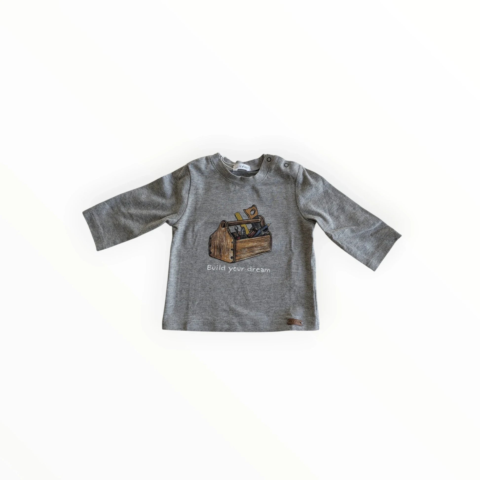 Pierrot Outlet grijze longsleeve van katoen met gereedschapskist print en tekst 'Build your dream'. Ronde hals met drukknoopjes.