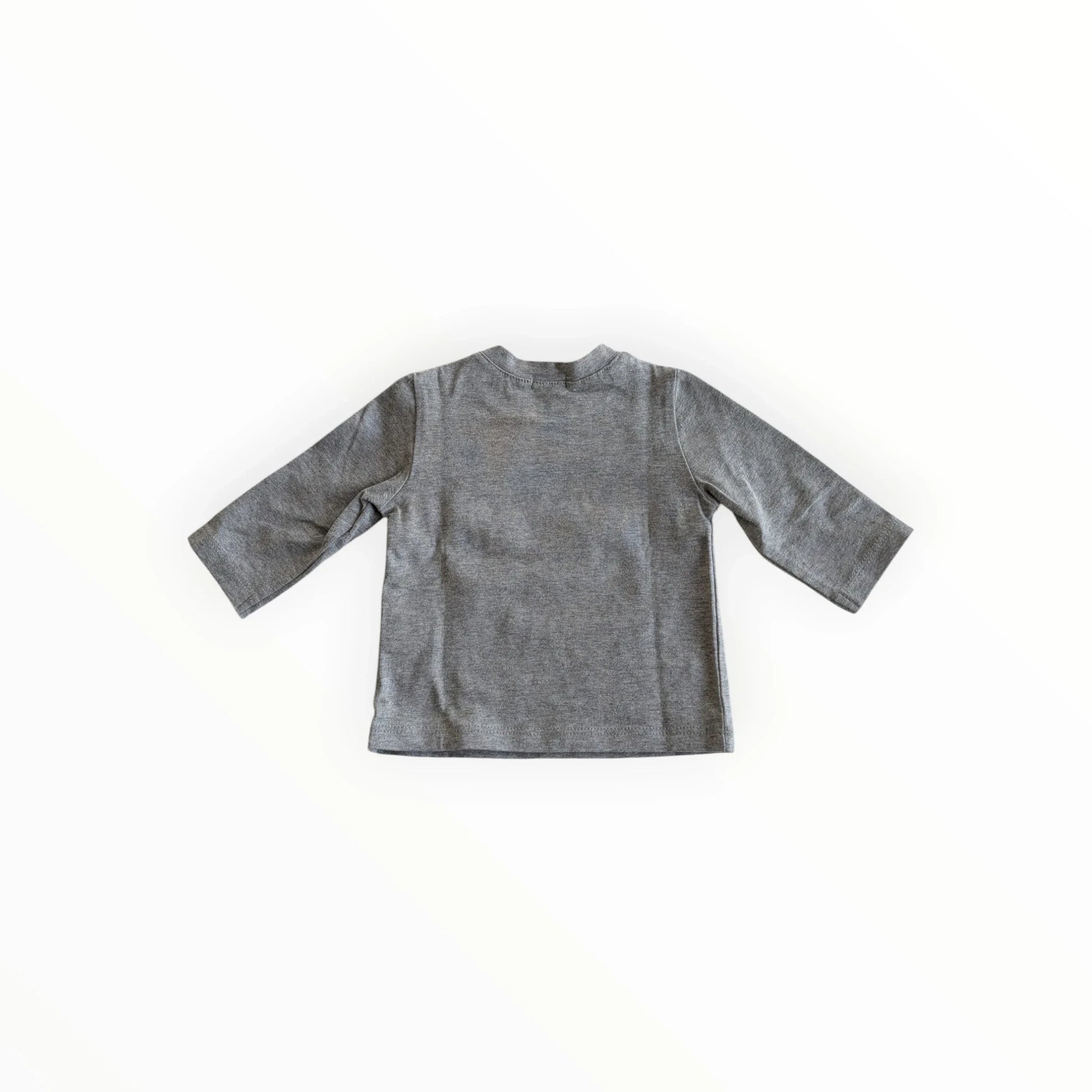 Pierrot Outlet grijze longsleeve met gereedschapskist print, gemaakt van katoen, met drukknoopjes op de schouder.