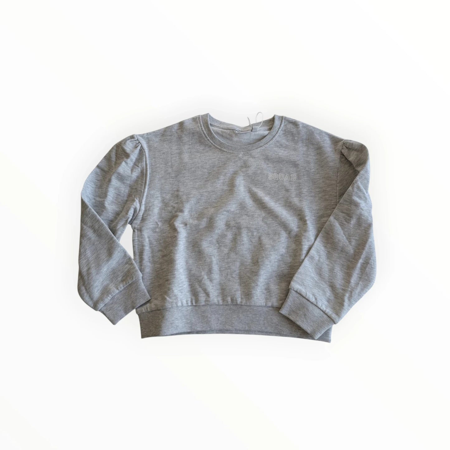 Pierrot Outlet meisjes grijze sweater met pofmouwen en 'SQUAD' logo. Comfortabele stof, ronde hals, elastische boorden.