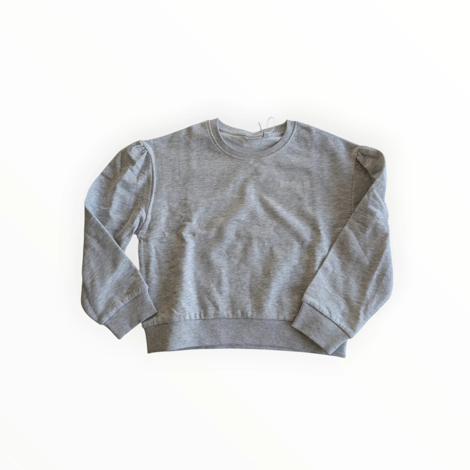 Pierrot Outlet meisjes grijze sweater met pofmouwen en 'SQUAD' logo. Comfortabele stof, ronde hals, elastische boorden.