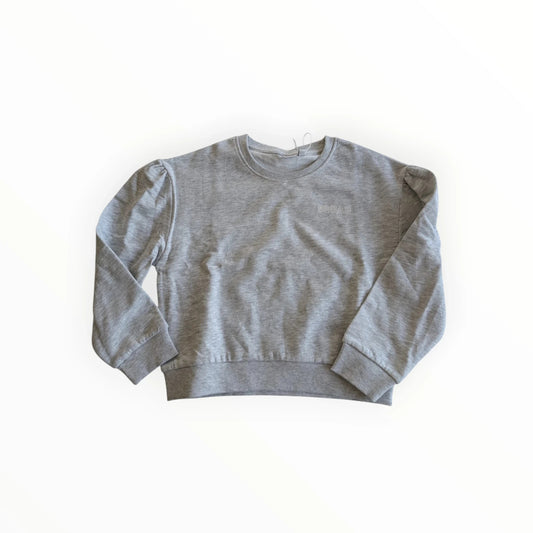 Pierrot Outlet meisjes grijze sweater met pofmouwen en 'SQUAD' logo. Comfortabele stof, ronde hals, elastische boorden.