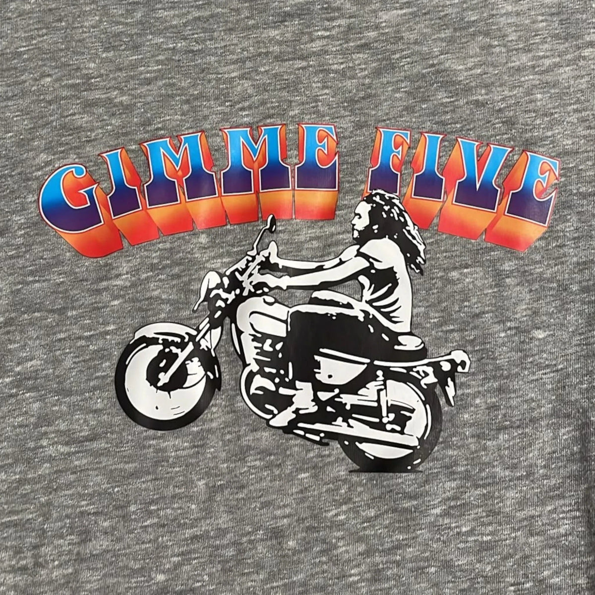 Pierrot Outlet grijs gemêleerd shirt met lange mouwen en een retro Gimme Five motorfiets print op de voorzijde.