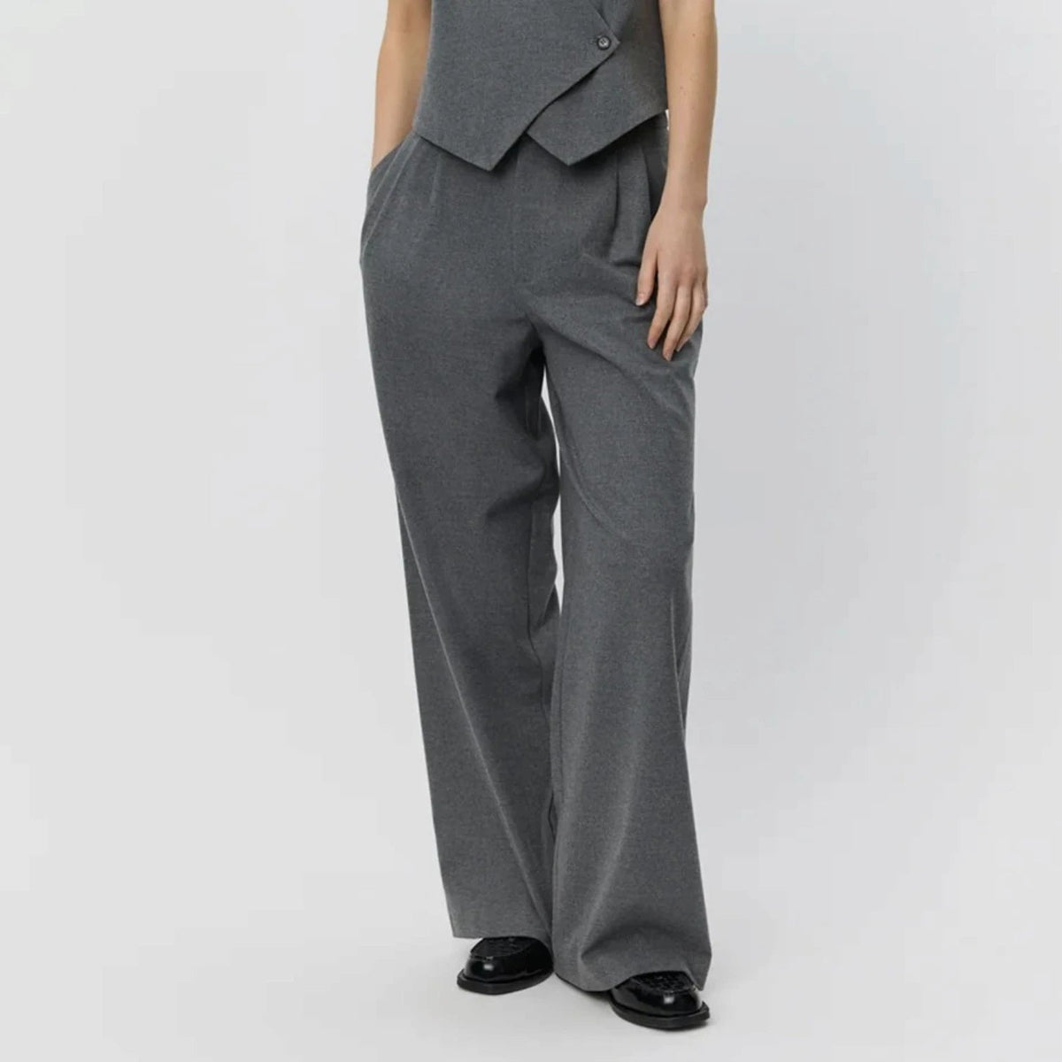 Pierrot Outlet grijze pantalon met hoge taille en wijde pijpen, voorzien van subtiele plooien en steekzakken.