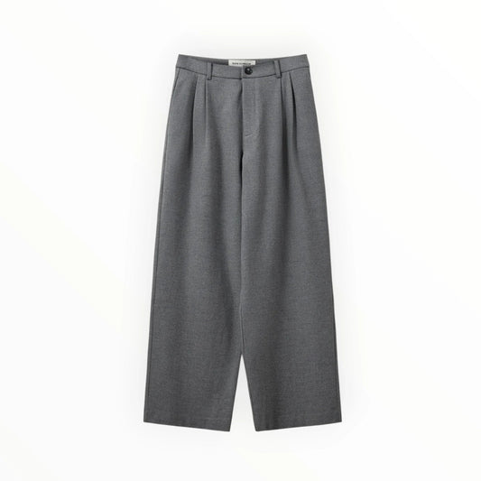 Pierrot Outlet grijze pantalon met hoge taille, wijde pijpen en subtiele plooien voor een elegante look.