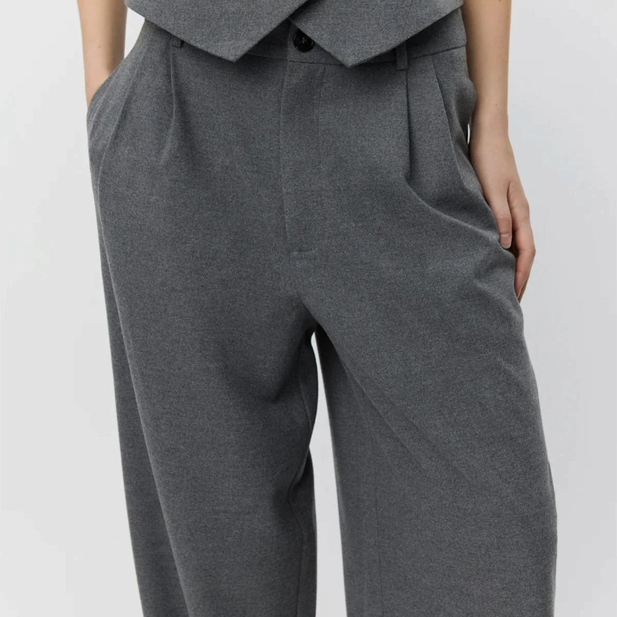 Pierrot Outlet grijze pantalon met hoge taille, wijde pijpen en subtiele plooien in een soepelvallende stof.