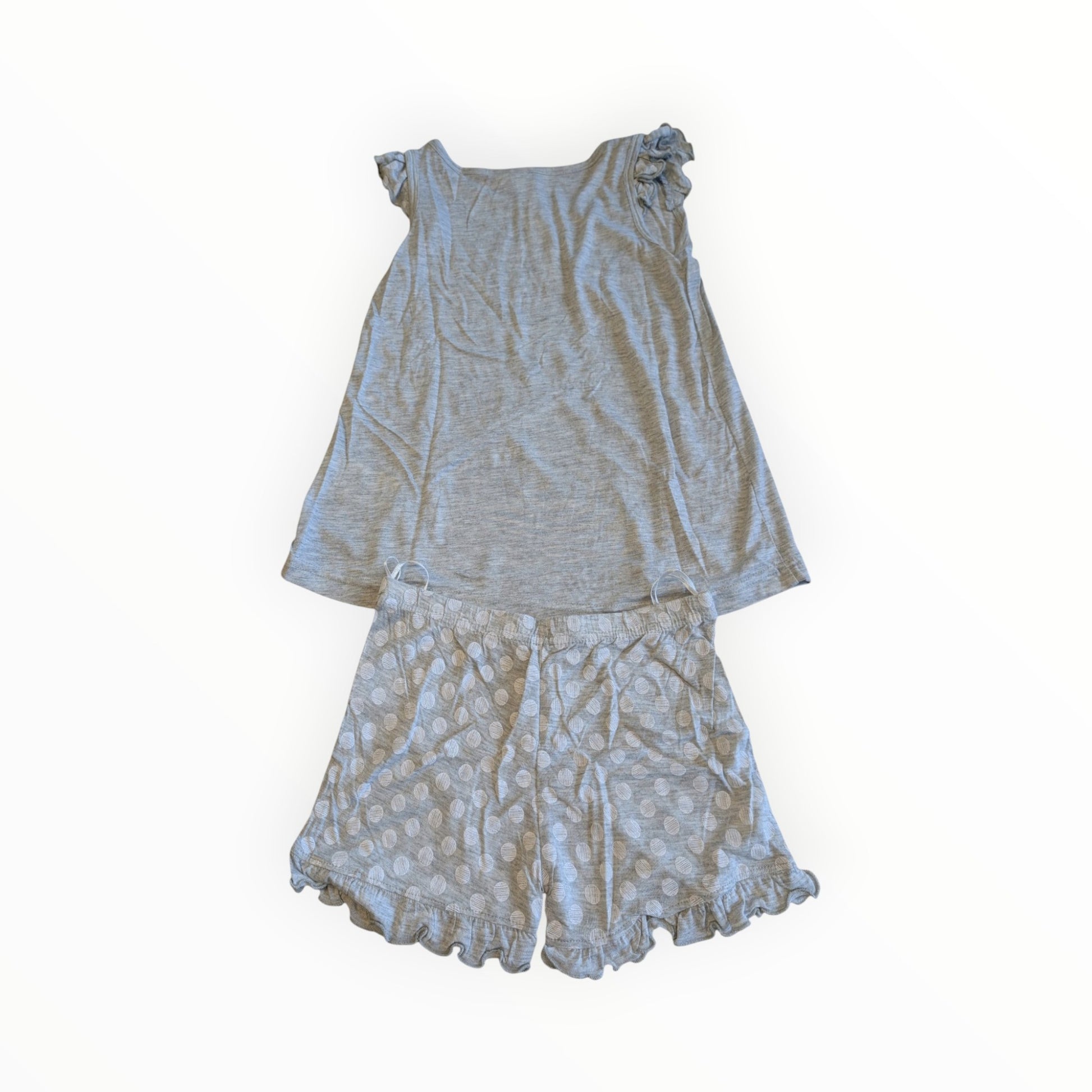 Pierrot Outlet grijze pyjamaset met mouwloos hemdje met ruches en short met stippenpatroon en ruche-rand