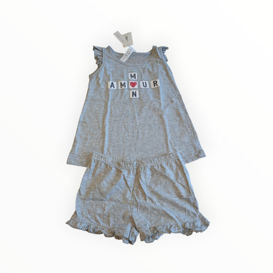 Pierrot Outlet grijze pyjamaset met mouwloos shirt, AMOUR-opdruk en schattige ruches aan mouwen en broekje.