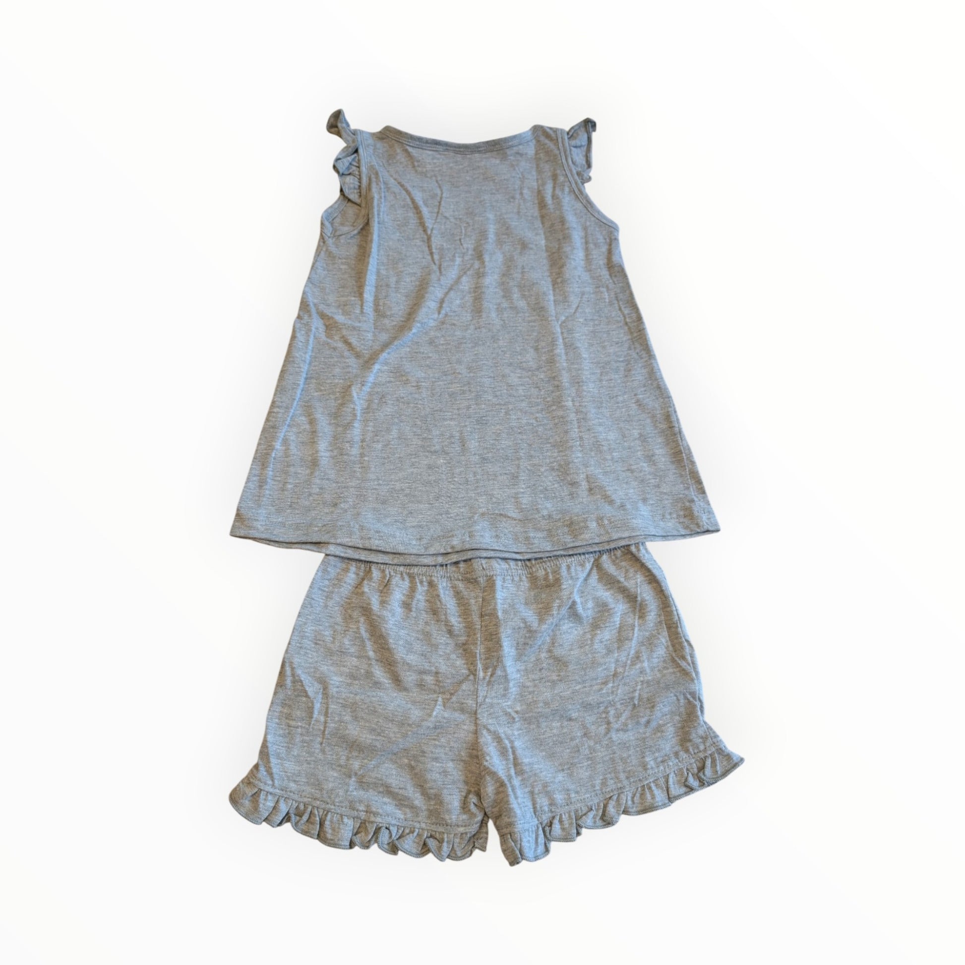Pierrot Outlet grijze pyjamaset met mouwloos shirt en short, voorzien van schattige ruches en een zachte pasvorm.