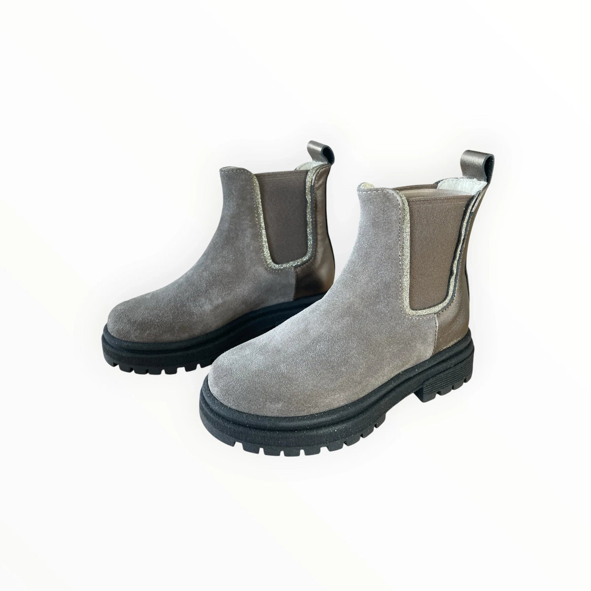 Pierrot Outlet grijze suède chelsea boots met metallic accenten en een robuuste zwarte profielzool.
