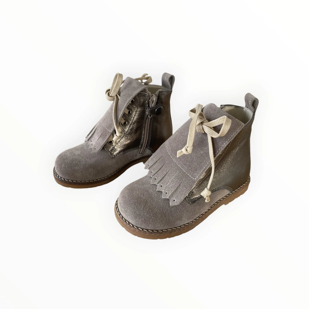 Pierrot Outlet grijze suède enkellaarsjes voor kinderen met franjes, veters en metallic accenten.
