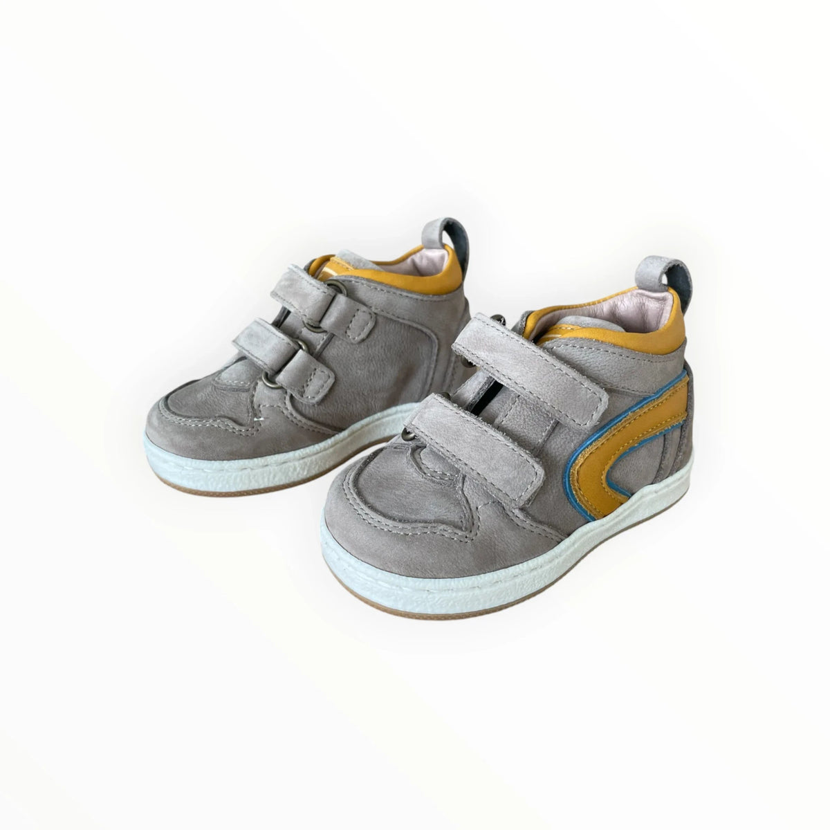 Pierrot Outlet grijze suède kindersneakers met klittenband, okergele en blauwe accenten en een stevige witte zool.