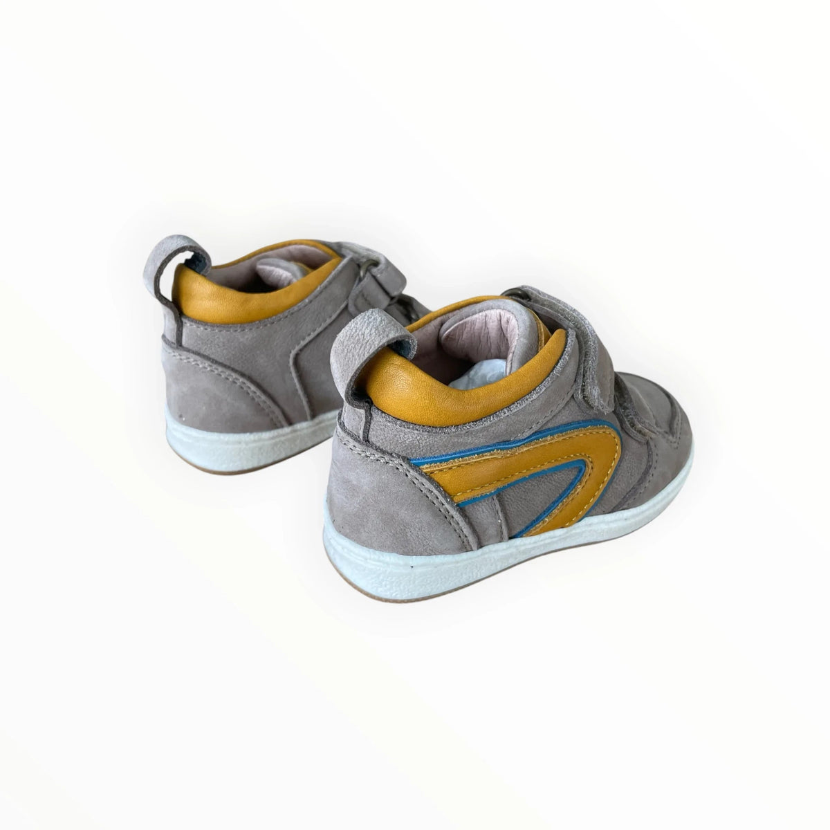 Pierrot Outlet grijze suède kindersneakers met okergele en blauwe accenten en praktische klittenbandsluiting