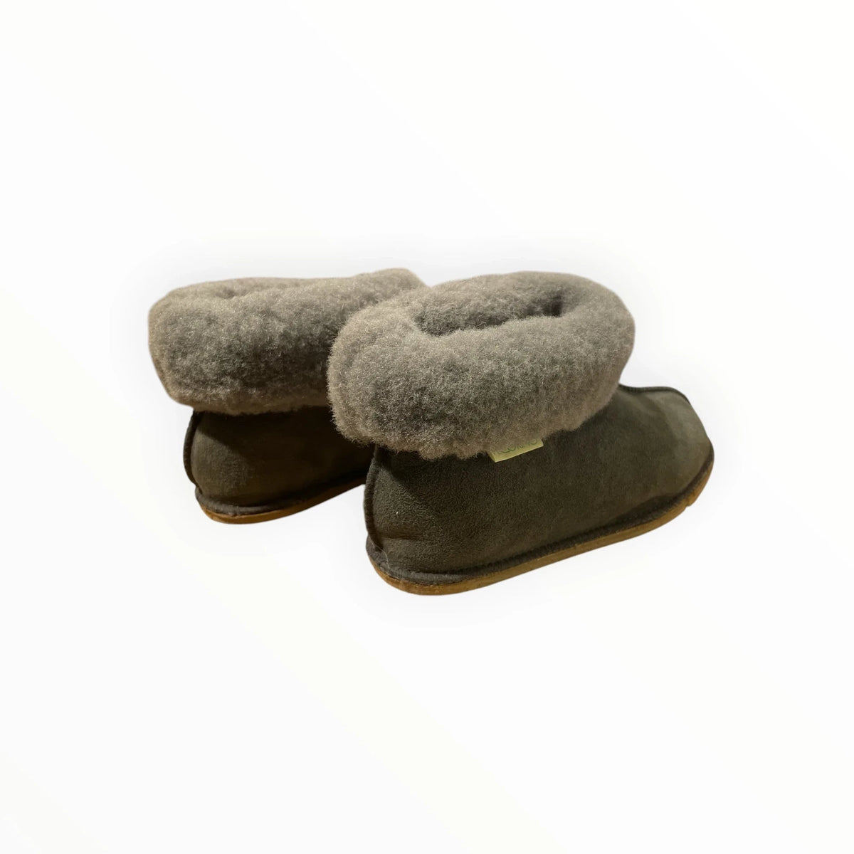 Pierrot Outlet grijze suède pantoffels met een dikke, zachte wollen voering en een omgeslagen kraag voor extra warmte.