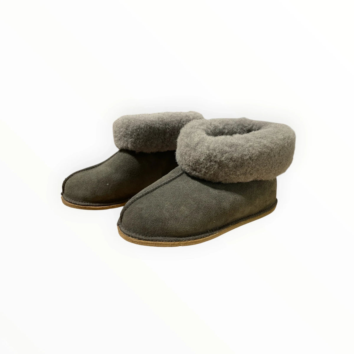 Pierrot Outlet grijze suède pantoffels met warme wollen voering en omgeslagen kraag voor ultiem comfort.