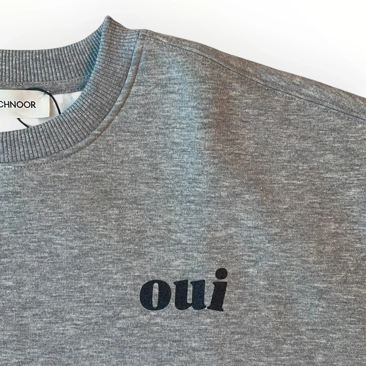 Pierrot Outlet grijze SOFIE SCHNOOR sweater met ronde hals en zwarte oui opdruk op de borst
