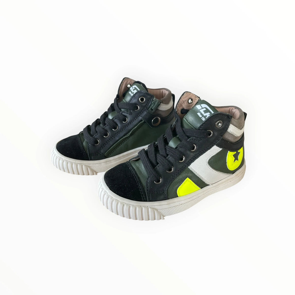 Pierrot Outlet hoge sneakers voor kinderen in groen, zwart en neongeel met veters en ritssluiting aan de zijkant.