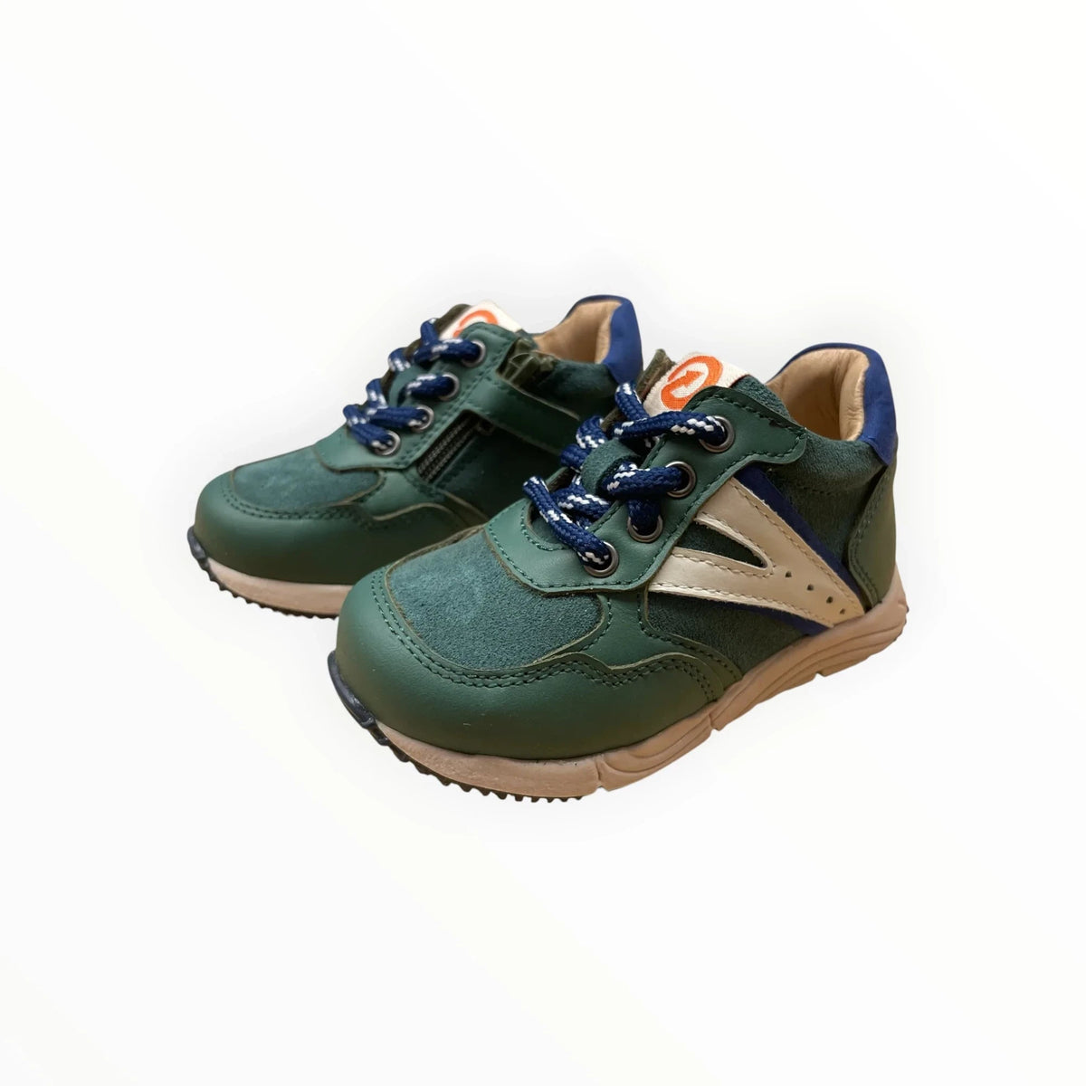 Pierrot Outlet sportieve kindersneakers in diepgroen leer en suède met blauwe accenten en een crèmekleurige zool.