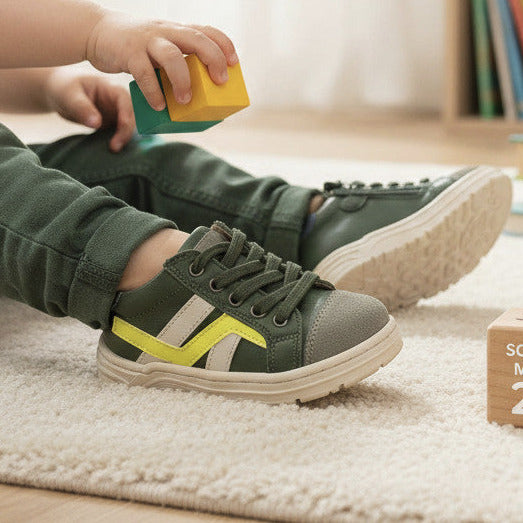 Pierrot Outlet kindersneakers in groen leer en suède met gele accenten, veters en ritssluiting voor actieve kinderen.